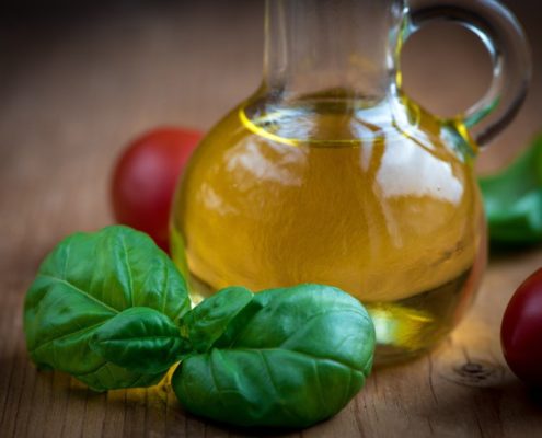 Ingredienti per preparare l'olio aromatizzato al basilico