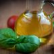 Ingredienti per preparare l'olio aromatizzato al basilico