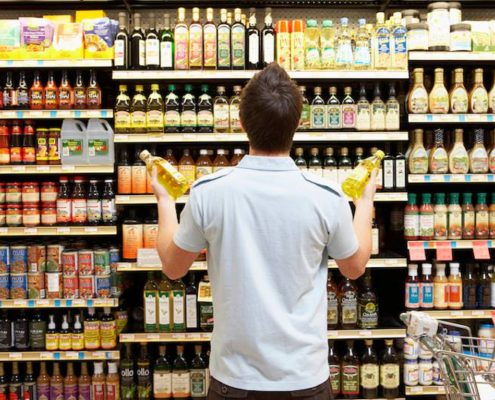 data scadenza su etichetta bottiglia al supermercato