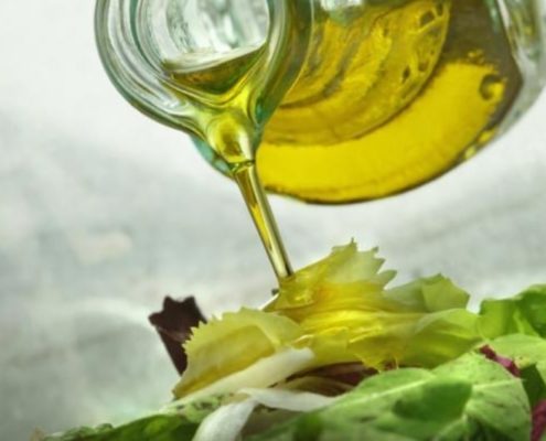 L’Olio extravergine di oliva è un condimento tipico della tradizione gastronomica italiana. È presente ogni giorno sulle nostre tavole. Condimento light ma senza rinunciare al gusto. Un filo di olio extravergine di oliva e non si sbaglia mai!