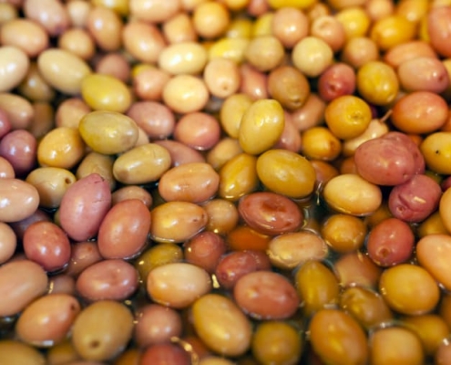 Come preparare le olive in salamoia: ricetta e consigli sulla conservazione