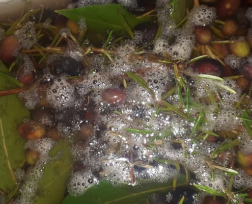 schiuma e patina durante la preparazione delle olive in salamoia